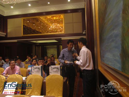 2013 EnGenius无线产品及行业方案研讨会 神脑EnGenius梁总裁为一等奖获得者颁发奖品(奖品是价值3000多元的神脑600M双频无线AP)