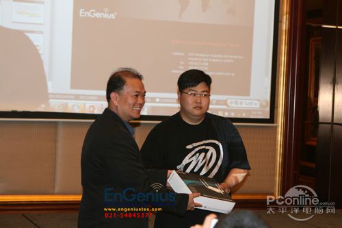 神脑EnGenius梁总裁为二等奖获得者颁发奖品（奖品是西数500G移动硬盘）