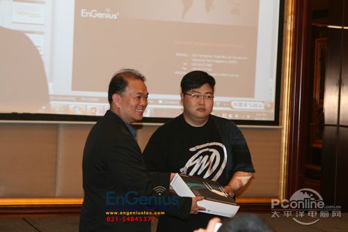 2013 EnGenius无线产品及行业方案研讨会 神脑EnGenius梁总裁为二等奖获得者颁发奖品(奖品是西数500G移动硬盘)