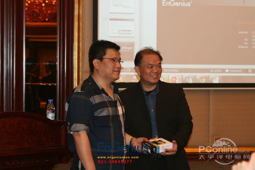 2013 EnGenius无线产品及行业方案研讨会 神脑EnGenius梁总裁为三等奖获得者颁发奖品(奖品是网络电视盒)